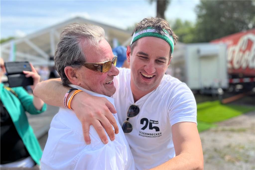 Schermbeck: Kilianer haben einen neuen König, der kein Deutsch spricht (mit Video) Scotty (r.) umarmt Hans Steinbach, mit dem er um die Königswürde schoss.
