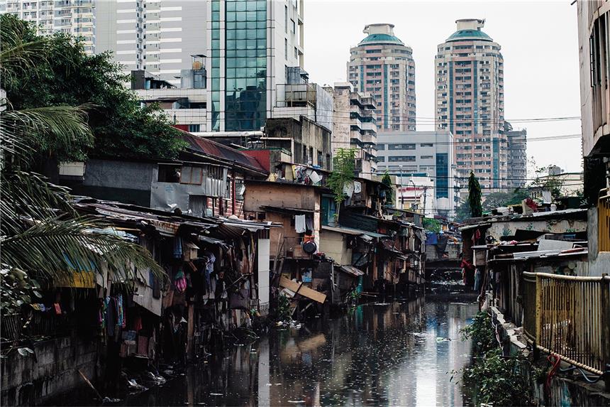 Zehn Stunden am Tag Selbstmorde sichten Screenshot aus „The Cleaners“: Manila bietet für die Unternehmen des Silicon Valley ideale Bedingungen, um hier die Schmutzarbeit machen zu lassen.