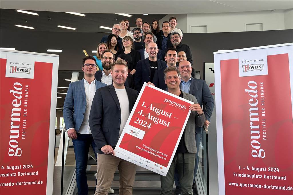 Gourmedo 2024: Champagner-Bar, Sterneküche und fünf neue Restaurants Die Organisatoren und teilnehmende Gastronomen präsentieren das Plakat für Gourmedo 2024 in Dortmund.