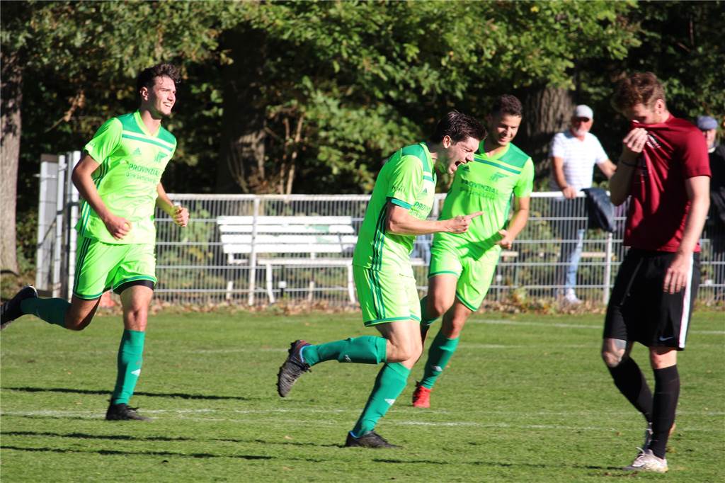 Sebastian Andree (M.) jubelt über seinen Treffer zum 2:0.