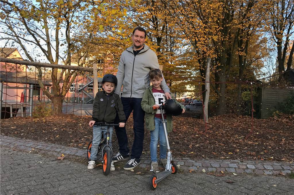Holzen: Wer in der Idylle wohnt, braucht ein Auto Sebastian Axnichts Söhne Lukes und Leo spielen gern auf dem Spielplatz hinter der Eintracht-Grundschule.