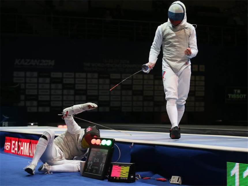 Fechten: WM-Aus für Joppich - Bachmann verpasst Bronze Sebastian Bachmann (l) verlor im WM-Viertelfinale gegen Timur Safin. Foto: Sergei Ilnitsky