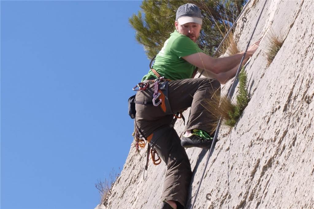 Nervenkitzel an steilen Wänden: Klettersport boomt bis zu den Olympischen Spielen Sebastian Balaresque, Vorsitzender des Deutschen Alpenvereins NRW, hängt oft selbst im Seil an einer steilen Wand.