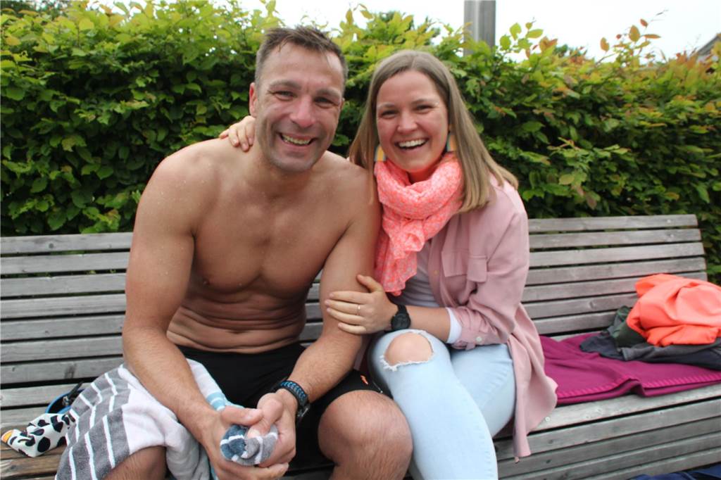 Lange Schlange zum Start der Freibadsaison in Brambauer Sebastian Baum und Anne Liedtke genossen den Samstag im Freibad Brambauer.