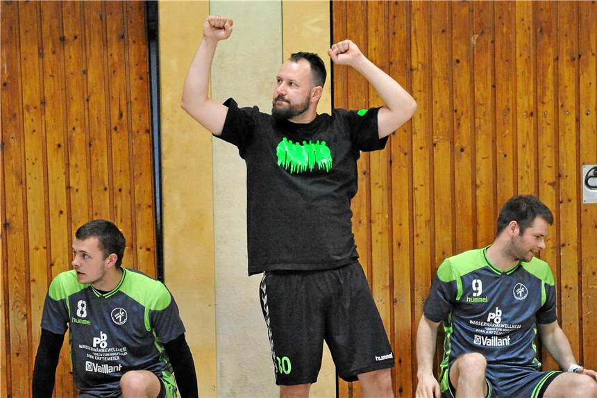 April 2018: HSG Rauxel-Schwerin siegt bei Clausen-Debüt, TuS Ickern verpasst Befreiungsschlag Sebastian Clausen (Mitte) feierte ein gelungenes Debüt als Trainer der HSG Rauxel-Schwerin.