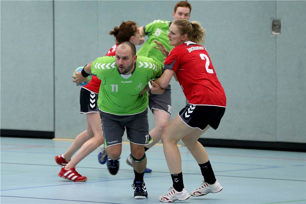 Sport und Familie: Wie bekommt man das unter einen Hut? Sebastian Clausen und Karen Clausen - sozusagen Hand in Hand beim Zweikampf. Zu einem Testspiel trat die HSG Rauxel-Schwerin 2013 gegen die Landesliga-Frauen des Bochumer HC an.