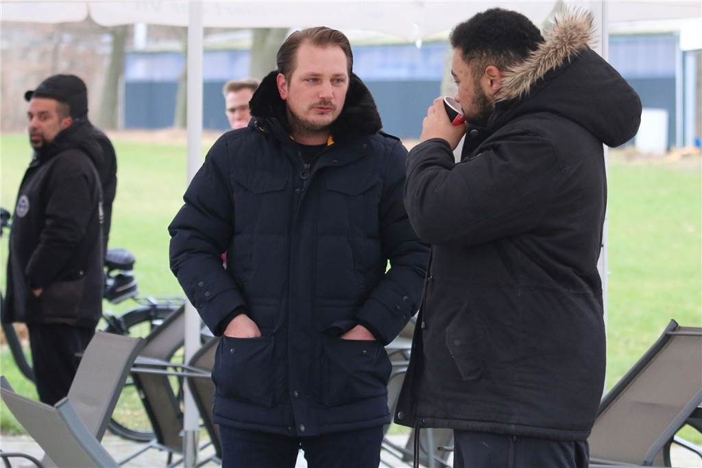 RW Unna auf Trainersuche: Ein Kandidat ist schon bekannt Sebastian Eckei (l.) - ehemaliger Trainer des BSV Heeren - nutzte die Spielpause zum Gespräch mit Kevin Lüttecken.
