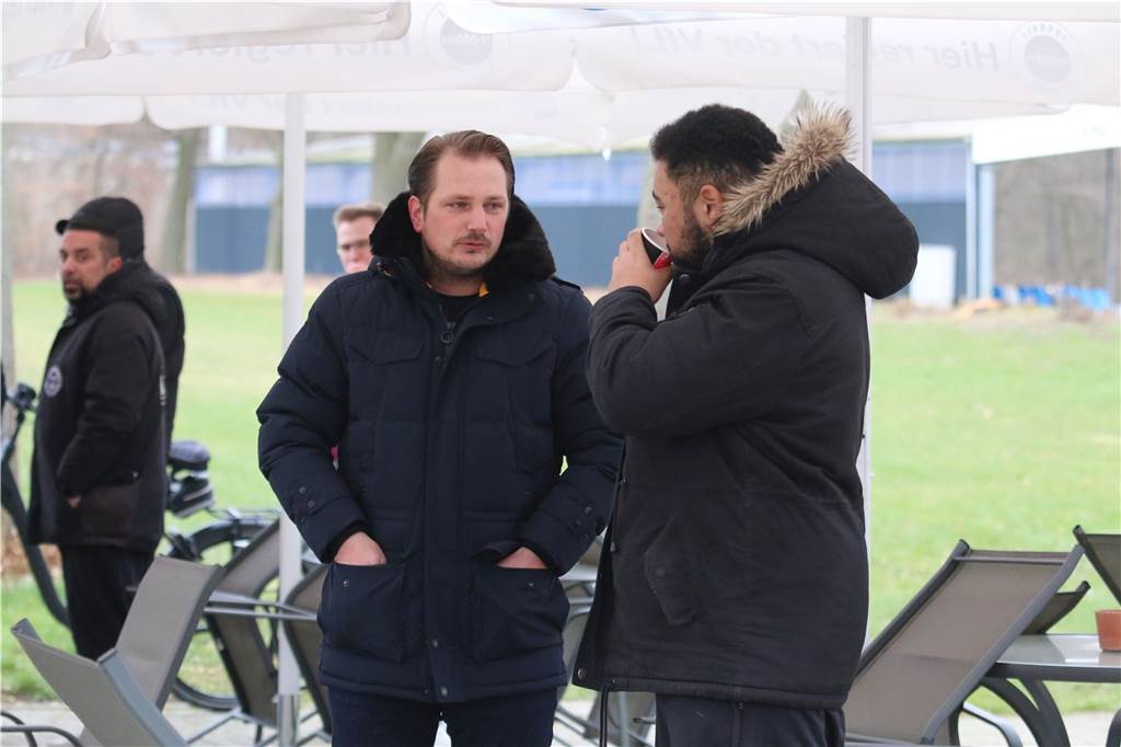 RW Unna hat einen neuen Trainer gefunden - in der Kreisliga bestens bekannt Sebastian Eckei unterhielt sich schon am Rande der Partie von RW Unna beim VfL Kamen II mit Unnas Keeper Kevin Lüttecken.