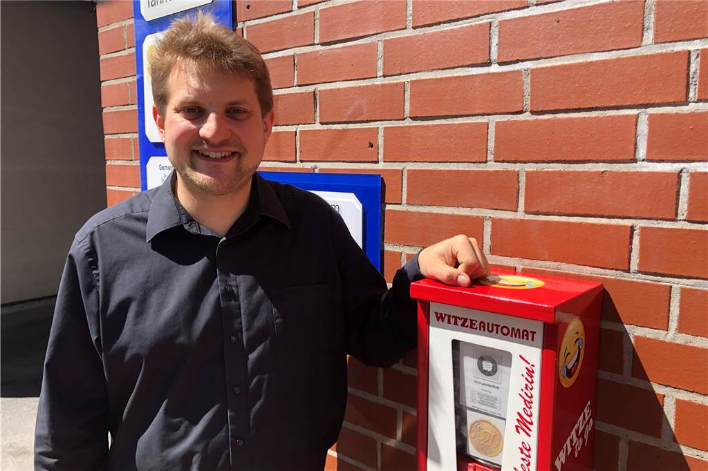 Sebastian Everding mit "seinem" Witze-Automat. Die Idee dafür stammt jedoch aus dem fränkischen Nürnberg.