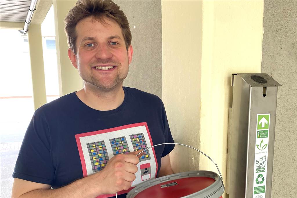 Stimmabgabe mit der Kippe: Die Frage der Woche im Stadtteil Sebastian Everding neben einem der Kippensammler in der Tannenstraße.