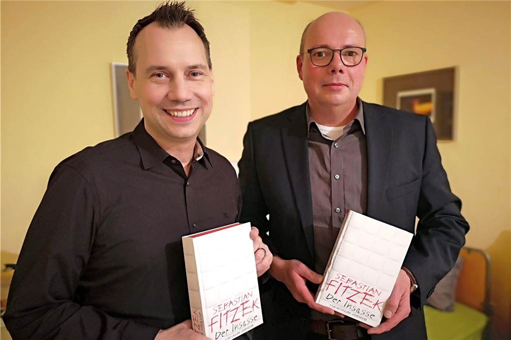 Wie Olaf Bachmann den Star-Autor Sebastian Fitzek zum Vorlesen nach Schwerte holte Sebastian Fitzek (l.) und Olaf Bachmann vor der Lesung in der Rohrmeisterei