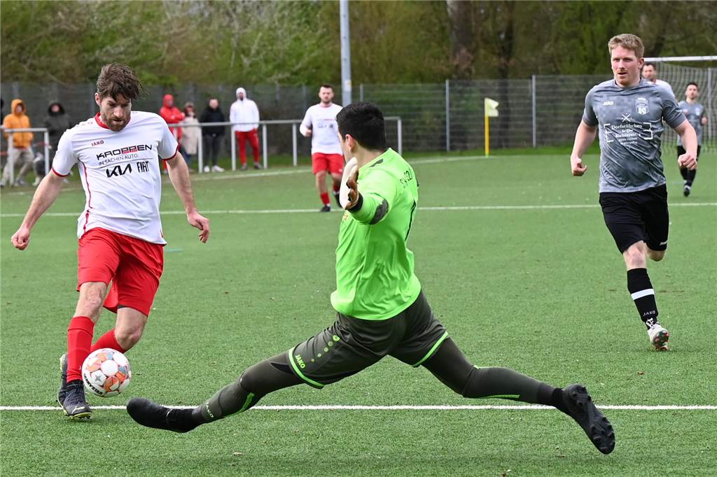 Noch sieben Spieltage in der Kreisliga A2 Sebastian Fricke (l.), hier gegen den SC Herten, hat mit seiner enormen Schnelligkeit definitiv Anteile am Erfolg der Stuckenbuscher.