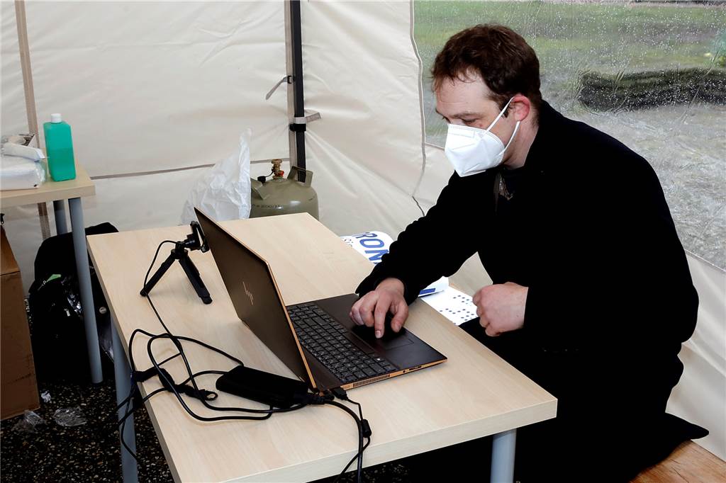 Neues Testzentrum im Kardinal-Graf-von-Galen-Park ist gestartet Sebastian Grüter wertete die Tests aus und übermittelte die Ergebnisse.