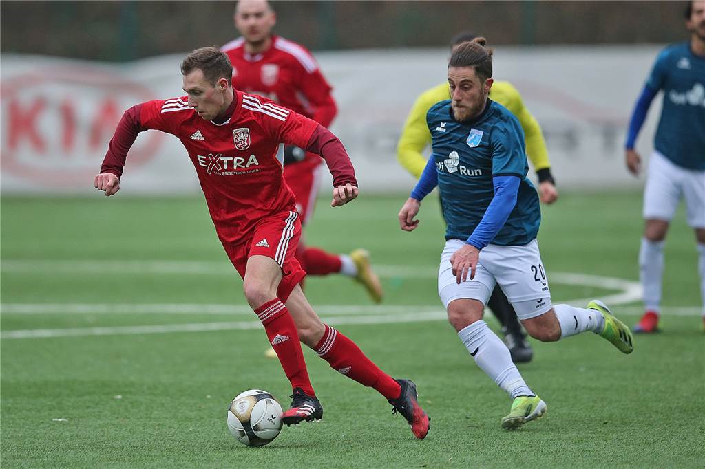 Lüner SV fährt Sieg im Testspiel ein Sebastian Hahne (l.) war einer von zwei Spielern, die beim Lüner SV angeschlagen vom Platz mussten.