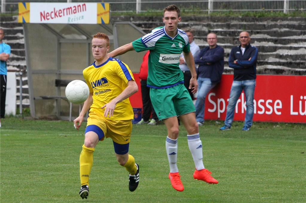 Schmeing trifft am ersten Spieltag sofort auf Ex-Verein Sebastian Hahne verfolgt im Sprung Gegner und Ball.