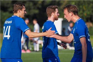 Sebastian Hohaus (l.) gelang beim 2:1-Sieg der Sythener ein echtes Traumtor.