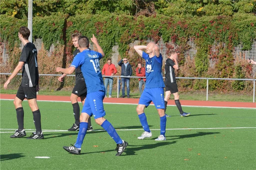 TuS Sythen schießt SSV Rhade ab - Viererpack in Halbzeit zwei Sebastian Hohaus (l.) jubelt, Tobias Becker (r.) muss nach seinem ungewöhnlichen Treffer zum 4:1 lachen.
