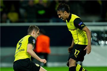 Sebastian Kehl (l.) jubelt mit Pierre-Emerick Aubameyang.