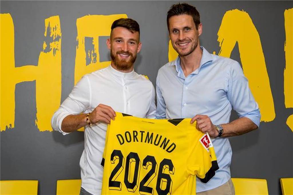 BVB-Neuzugang Salih Özcan exklusiv: „Dann zeigt sich der wahre Charakter“ Salih Özcan und Sebastian Kehl kurz nach der Vertragsunterzeichnung.