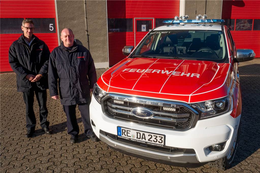 Sebastian Kiffer und Christian Wojtys von der Feuerwehr Datteln freuen sich vor knapp einem Monat über den neuen Pick-Up-Truck für schwieriges Gelände.
