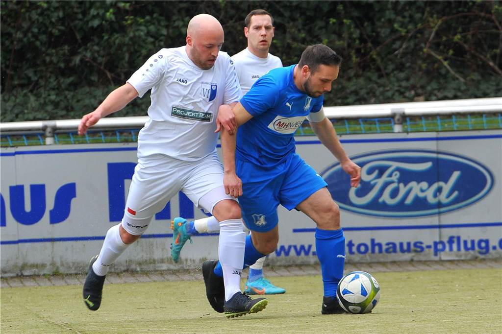 Sebastian Kozlowski (li.) war einer der stärksten Akteure des VfL Schwerte beim 1:1 gegen Voerde.