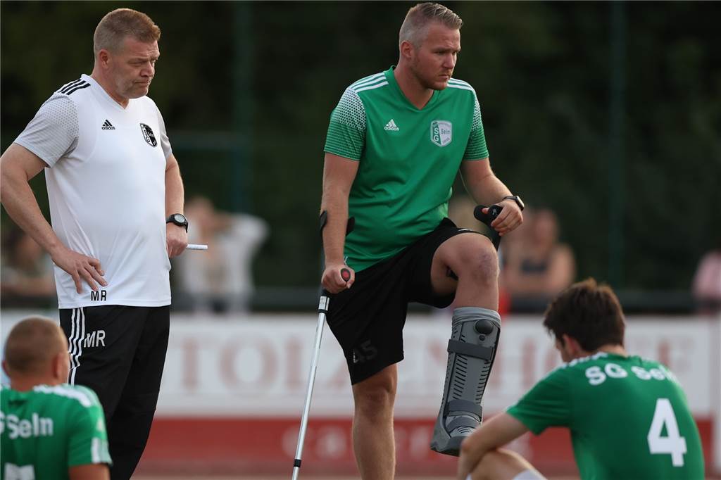 Bekannter Stürmer aus der Region beendet Karriere: „Ist mir relativ leicht gefallen“ Sebastian Kramzik (r.) riss sich in der Saisonvorbereitung bei der SG Selm die Achillessehne. Seine Karriere als Spieler wird er nun nicht mehr fortsetzen, als Co-Trainer bleibt er aber an der Seite von Trainer Mario Rast (l.).