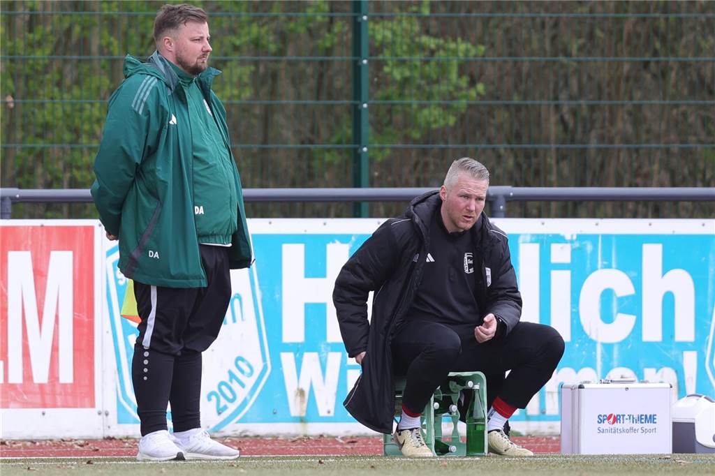 Platzverweis nach Streit: „Darf mir in meinem Alter nicht passieren“ Sebastian Kramzik und ein Betreuer der SG Selm stehen am Spielfeldrand