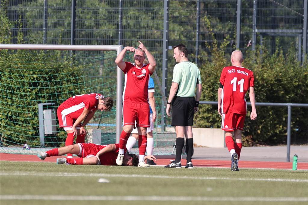 SG Selm fährt gegen SV BW Aasee zweiten Sieg ein Sebastian Kramzik zeigt eine Auswechslung an.