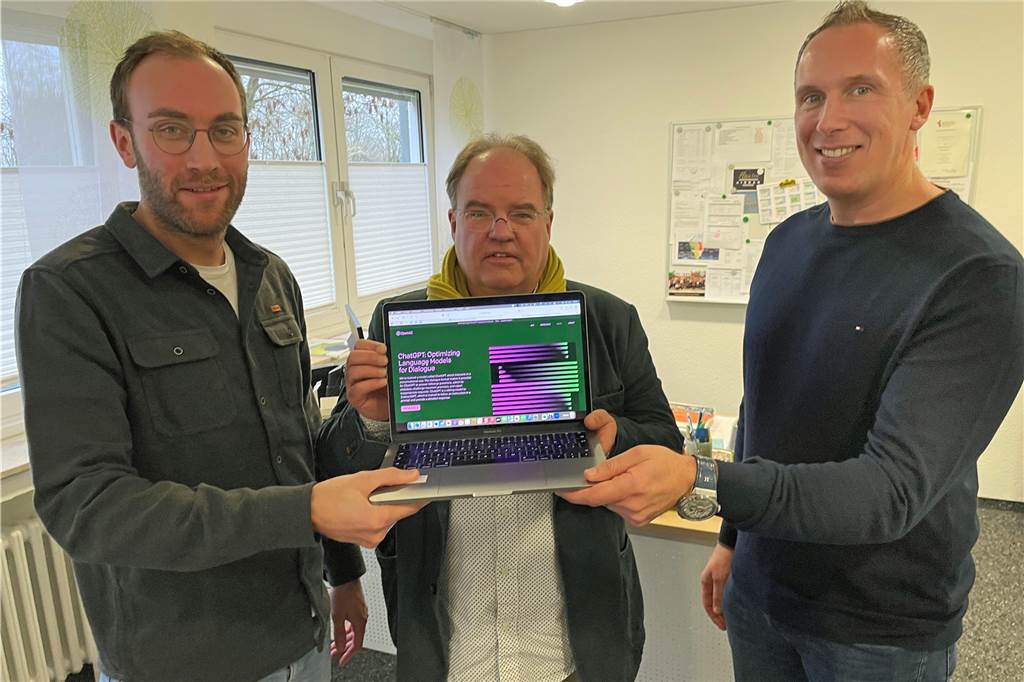 „Schummel-Programm“ ChatGPT - Lehrer: „Ich bin froh, dass es das gibt“ Sebastian Krieter (v. l.), Martin Henning und Schulleiter Thorsten Schröer vom Christophorus-Gymnasium zeigen die Startseite des "Schummel-Programms" ChatGPT.