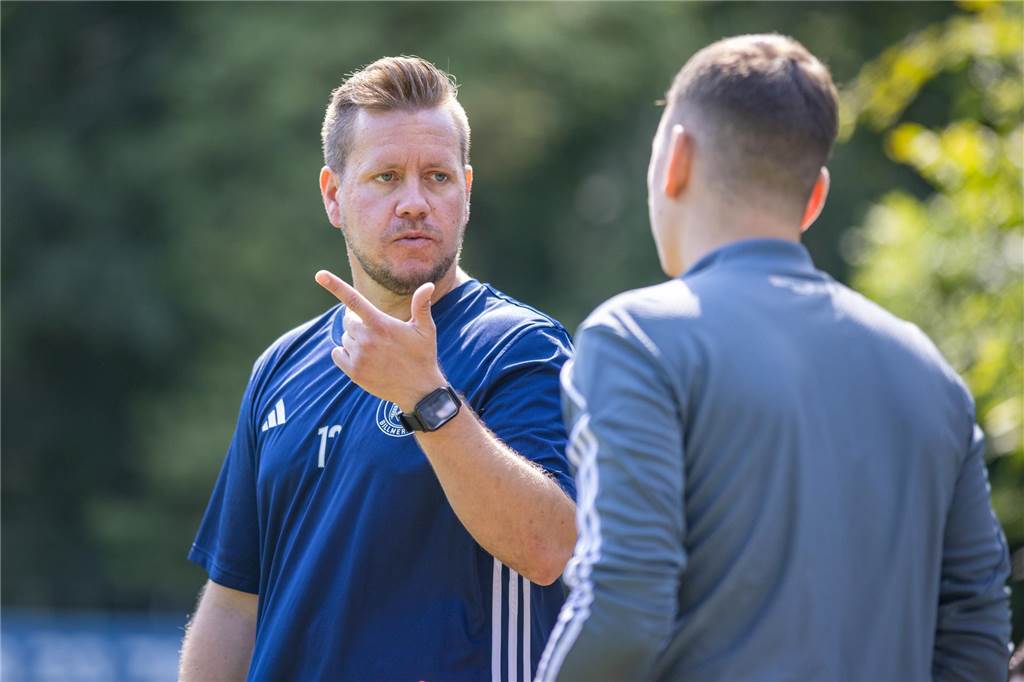 Sebastian Kurt zeigt zwei Finger.