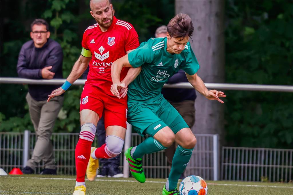 Gegnerischer Trainer sieht Probleme beim TuS Bövinghausen – Kapitän widerspricht ihm Sebastian Mützel (l.) verletzte sich gegen den BSV Schüren.