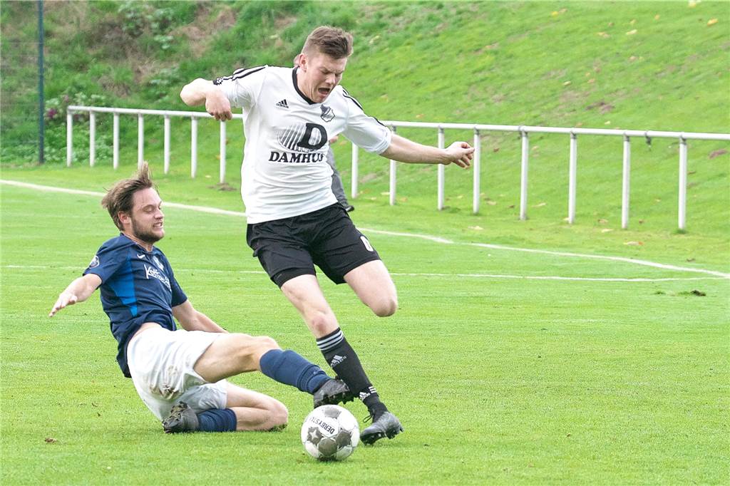 Trainer-Schreckmoment in Hullern - Bossendorf verliert nicht nur das Spiel Sebastian Peveling (l.) und BW Lavesum mussten sich SW Holtwick geschlagen geben.