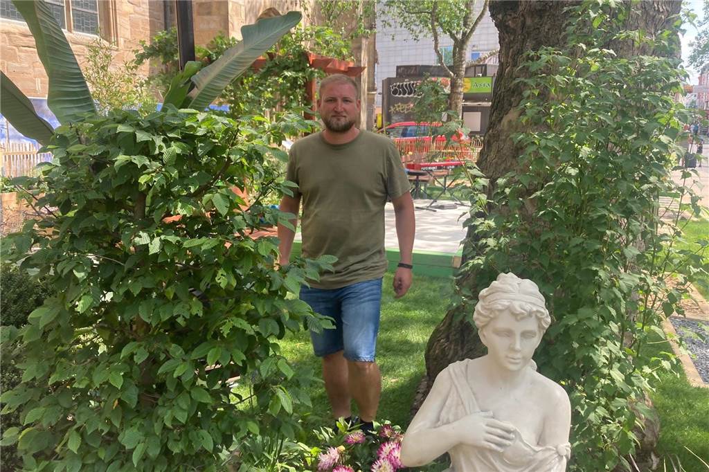 Sebastian Porzibot ist Projektleiter für den Paradiesgarten, der wieder von den Auszubildenden des städtischen Grünflächenamts geschaffen wurde.