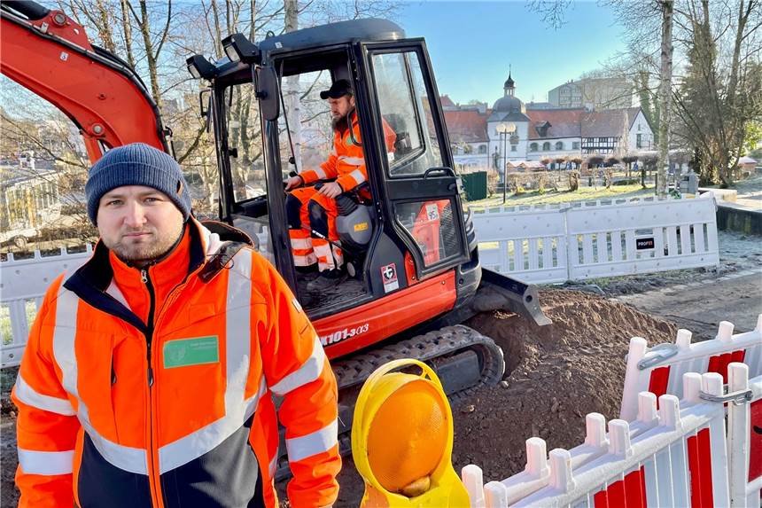Sandsteine statt matschige Füße: Hauptweg im Rodenbergpark bekommt neuen Belag Sebastian Porzybot vom Grünflächenamt ist für die Sanierung der Wege im Rodenbergpark verantwortlich.