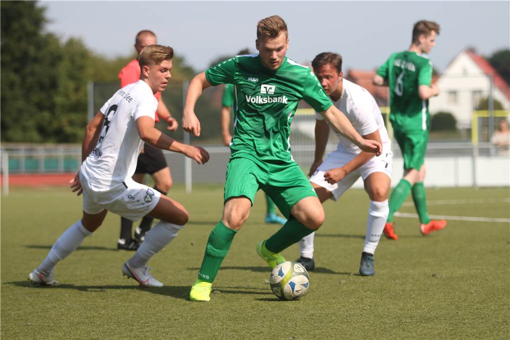 TuS Haltern schießt die Tore gegen den SuS Olfen glücklich Sebastian Rast (M.) schirmt den Ball gegen Nick Schorn (l.) und Paul Keller ab.