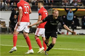 Sebastian Rode dreht nach seinem Treffer zum 2:0 jubelnd ab.