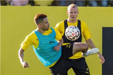 Sebastian Rode (r.), hier im Duell mit Raphael Guerreiro, kehrte ins BVB-Training zurück.