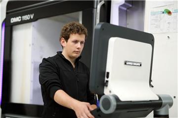 Sebastian Schemmer auch CNC-Maschinen. Damit lassen sich komplexe Formen fräsen. Foto: Ina Fassbender/dpa-tmn