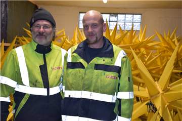 Sebastian Schmidt (l.) und Martin Jossek (r.) bauen jährlich die Weihnachtssterne auf und ab.