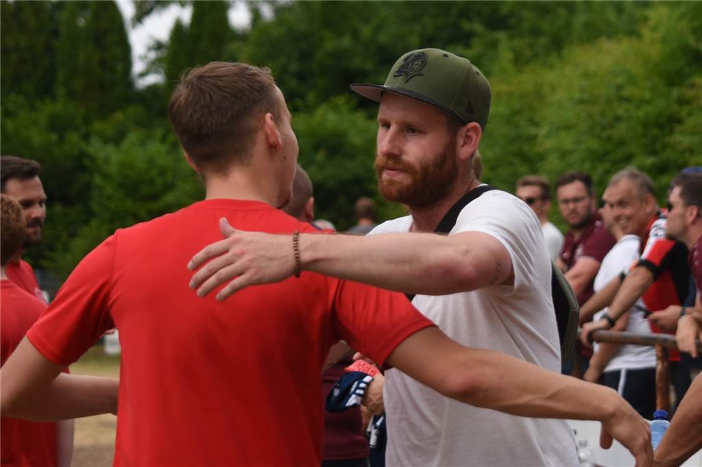 BR Billmerich bereitet sich auf sämtliche Aufstiegs-Szenarien vor Sebastian Schmidt umarmt eine Person.