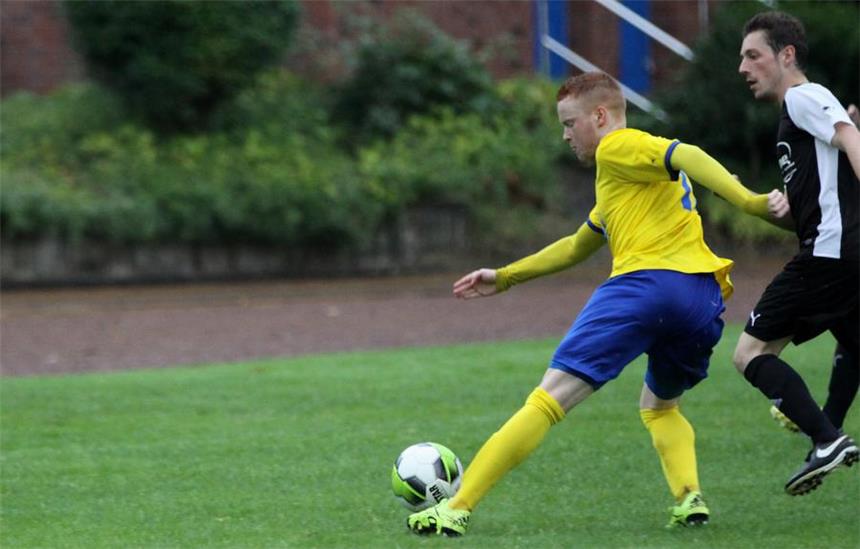 Marschiert Herberns "Zweite" ungeschlagen zum Titel? Sebastian Schütte (beim Schuss) ist beim Halbfinale des Symalla-Cups für die Reserve des SV Herbern aufgelaufen. Ob er heute wieder im Kader stehen wird, ist unklar.