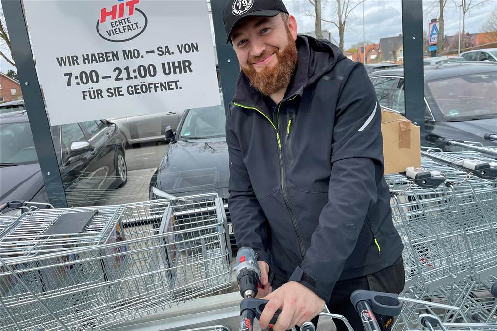 Sebastian Skrzypek legt letzte Hand an die Einkaufswagen.