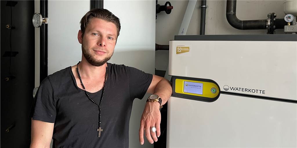 Geld und Energie sparen: Alternativen zum Heizen mit Öl oder Gas Sebastian Sonnengrün von der Alstätter Ulland gmbH vor einer Luft-Luft-Wärmepumpe. Der Außensensor steht auf dem Dach der Firma.