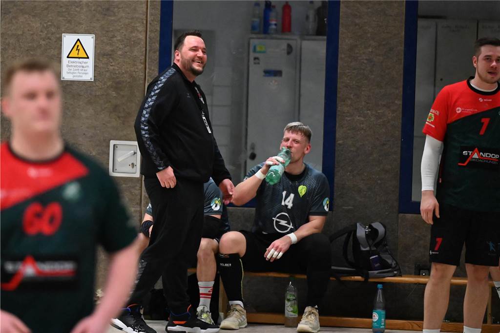 SGH Unna Massen überrollt den HC Heeren Sebastian Swoboda (l.) hatte in Heeren gut lachen.