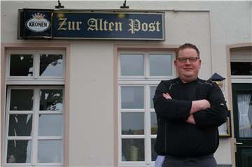 Restaurant-Check Sebastian Tegeler leitet den Gasthof "Zur alten Post" in Ammeloe.