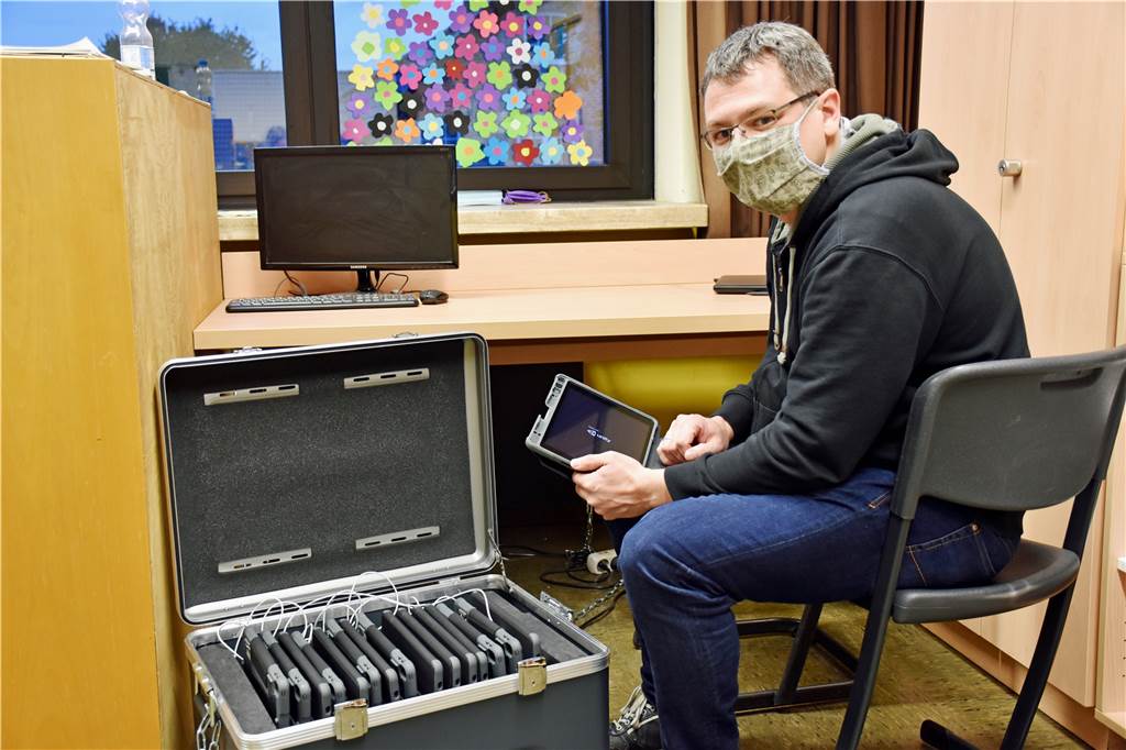 Corona: Für Homeschooling sind die Grundschulen jetzt besser gewappnet Sebastian Terhart mit dem iPad-Koffer in der von-Galen-Grundschule. Die Tablets werden von allen Schülern genutzt. Für die vorhandenen Tablets gibt es ein Buchungssystem, in das Lehrkräfte eintragen, wann welche Klasse die iPads nutzen möchte.
