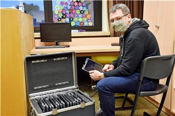 Sebastian Terhart mit einem der iPad-Klassenkoffer, die sich besonders für Projektarbeit anböten: Der Medienberater des Kreises Borken sieht die Schulen in Südlohn und Oeding gut ausgestattet, er erinnerte im Schulausschuss aber auch an die Folgekosten sowie an den Bedarf an personeller Unterstützung.  