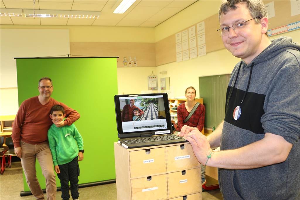 Weltreise an einem Nachmittag: Schüler in Oeding präsentieren bunte Schule Sebastian Terhart und ein Greenscreen machten es möglich, dass Familie Hülsdünker Urlaubsgrüße aus Kroatien schicken konnte. Mit überraschendem Ergebnis aufgrund des grünen Pullovers.