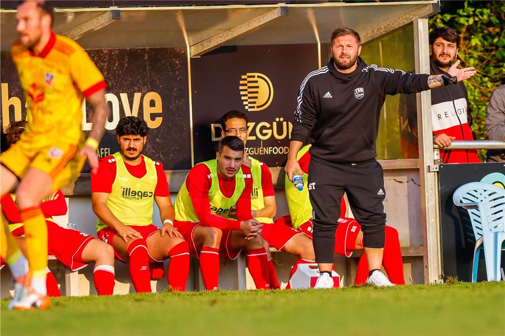Trainer unterbricht den Urlaub und fährt 11 Stunden, um beim Hecker-Cup dabei zu sein Sebastian Tyrala nahm den weiten Weg für sein Team auf sich.