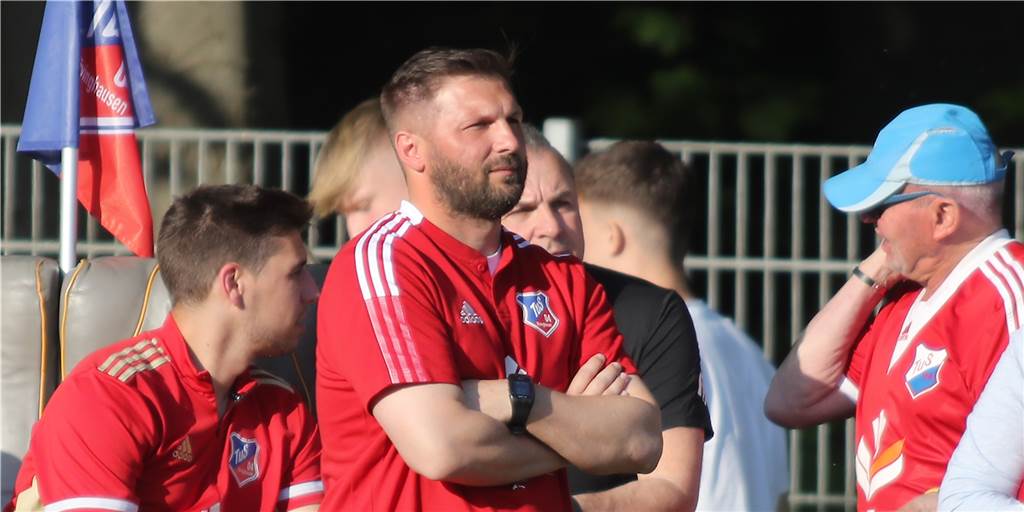 Bövinghausen-Coach Sebastian Tyrala steht mit verschränkten Armen an der Seitenlinie.